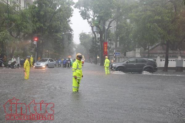 CSGT Hà Nội trực chiến phân luồng tại các điểm ngập lụt, cây đổ ảnh 2